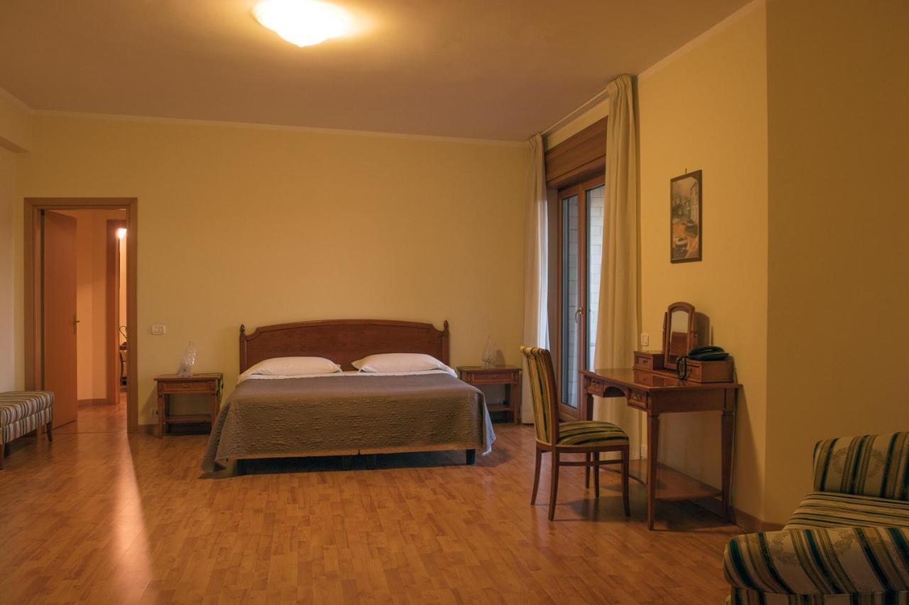 Ruggiero Park Hotel ヴァッロ・デッラ・ルカーニア エクステリア 写真